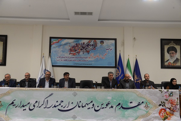 درآئین گرامیداشت  روززن ومادر  از بانوان امدادگر کمیته امام خمینی(ره) استان فارس تقدیر شد