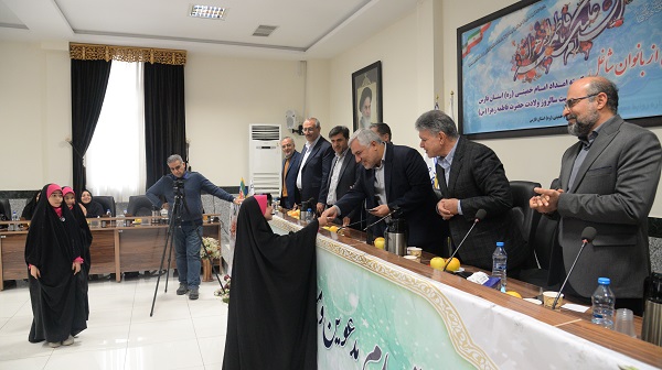 درآئین گرامیداشت  روززن ومادر  از بانوان امدادگر کمیته امام خمینی(ره) استان فارس تقدیر شد