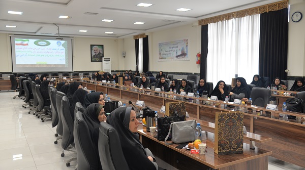 درآئین گرامیداشت  روززن ومادر  از بانوان امدادگر کمیته امام خمینی(ره) استان فارس تقدیر شد