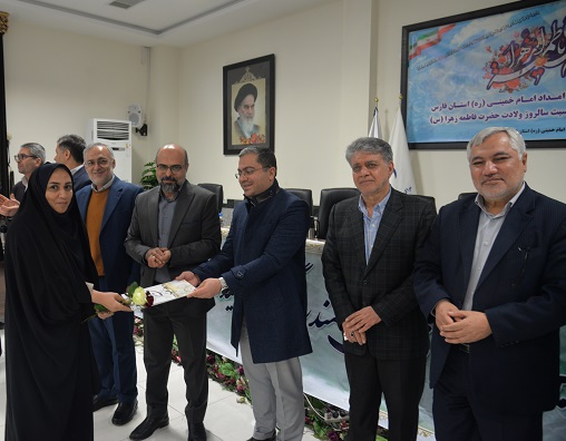 درآئین گرامیداشت  روززن ومادر  از بانوان امدادگر کمیته امام خمینی(ره) استان فارس تقدیر شد