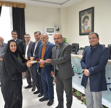 درآئین گرامیداشت  روززن ومادر  از بانوان امدادگر کمیته امام خمینی(ره) استان فارس تقدیر شد