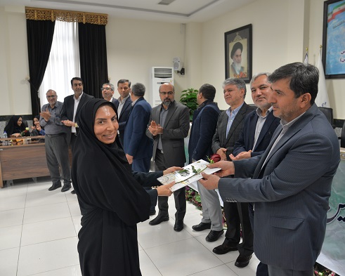 درآئین گرامیداشت  روززن ومادر  از بانوان امدادگر کمیته امام خمینی(ره) استان فارس تقدیر شد