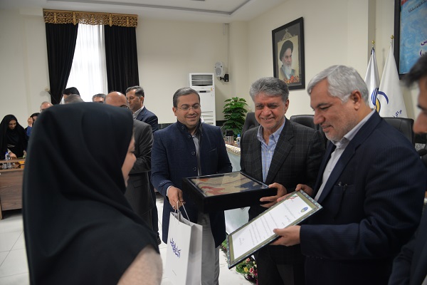 درآئین گرامیداشت  روززن ومادر  از بانوان امدادگر کمیته امام خمینی(ره) استان فارس تقدیر شد