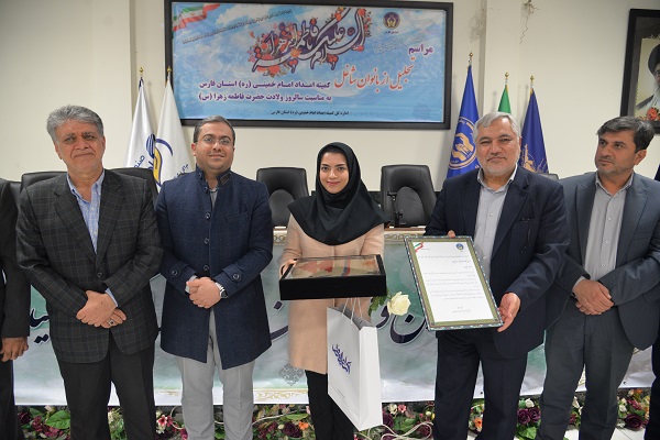 درآئین گرامیداشت  روززن ومادر  از بانوان امدادگر کمیته امام خمینی(ره) استان فارس تقدیر شد