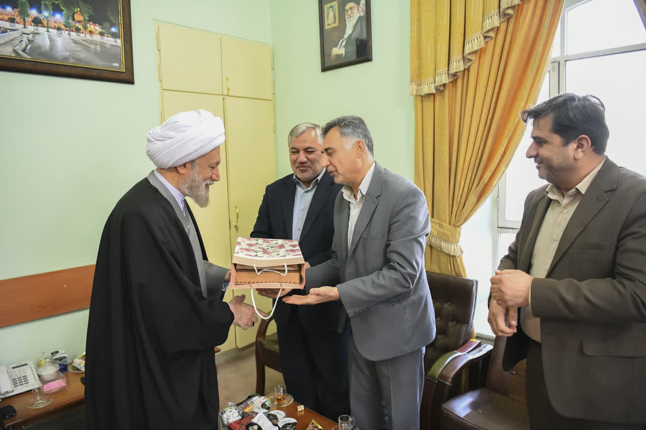 نماینده معززولی فقیه وامام جمعه شیراز ازحضورمسئولین این نهادمقدس در میزخدمت نمازجمعه تقدیرکرد.