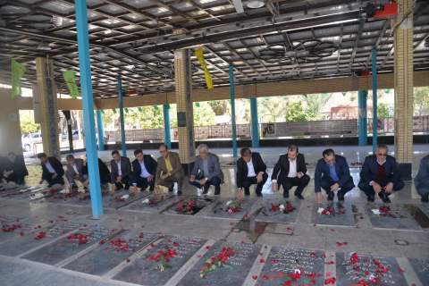 33 شهید والامفام برگ زرینی  درتاریخ رشادت امدادگران کمیته امداد امام خمینی(ره)استان هستند
