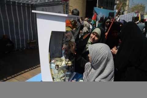 حضور مدیرکل و امدادگران کمیته امدادامام خمینی(ره)استان فارس در راهپیمایی با شکوه قدس