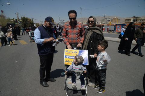 حضور مدیرکل و امدادگران کمیته امدادامام خمینی(ره)استان فارس در راهپیمایی با شکوه قدس